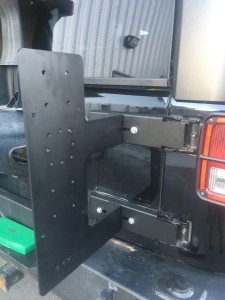  Rotopax-Befestigung am Kofferraumdeckel des Jeep Wrangler JK